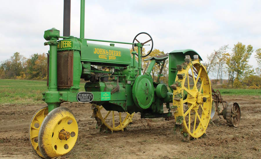 John Deere taktor med stålhjul, inget man vill eller bör köra på en asfalterad väg