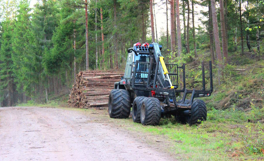 för större skogsbruk av kommersiell skala så är det oftast mer lämpligt med en avsedd skotare istället för traktor i kombination med skogskran och skogsvagn