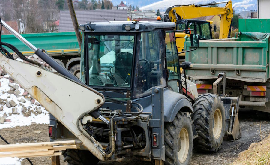 en stabil och kraftfull traktor är ett måste om man ska kunna montera och använda en skogskran på ett säkert sätt annars finns risken att den tippar över