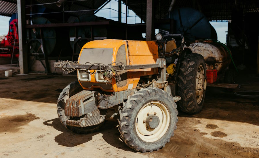 en typisk liten traktor där man sitter öppet utan något tak eller traktorrutor