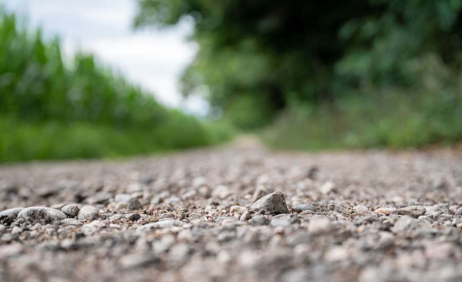 grusvägens topplager eller översta lager bör vara lagom finkornigt och kompakt är det för stora stenar så finns rentav risken för punktering på bilen