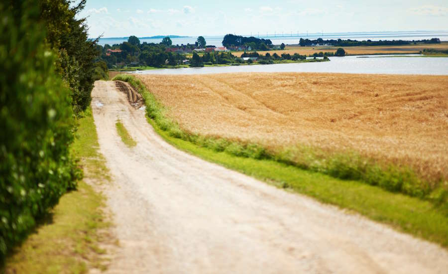 generellt sett är det en kostnad på från 10 kr och uppåt per meter underhåll av en grusväg detta kan dock variera en hel del beroende på hur mycket arbete vägen kräver