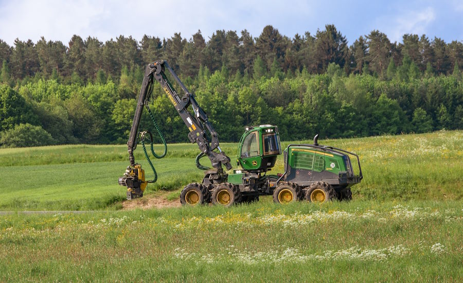 att röja upp i skogen och avverka träd och granar är en viktig del av en skogsbruksplan för dessa jobb kan en skördare komma väl till pass om man nu inte vill stå med motorsågen 24/7